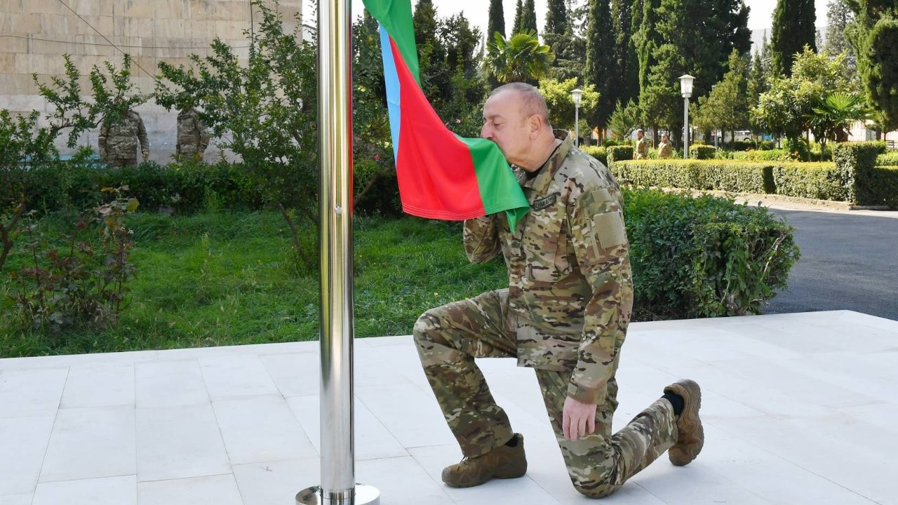 Aliyev, Hankendi'de Azerbaycan bayrağını göndere çekti