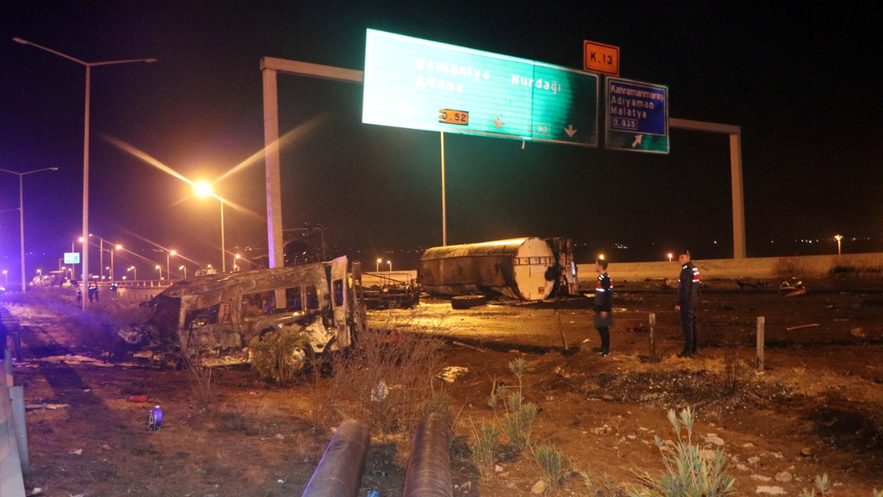 Antep'te zincirleme kaza: Tanker çarptı, araçlar alev aldı