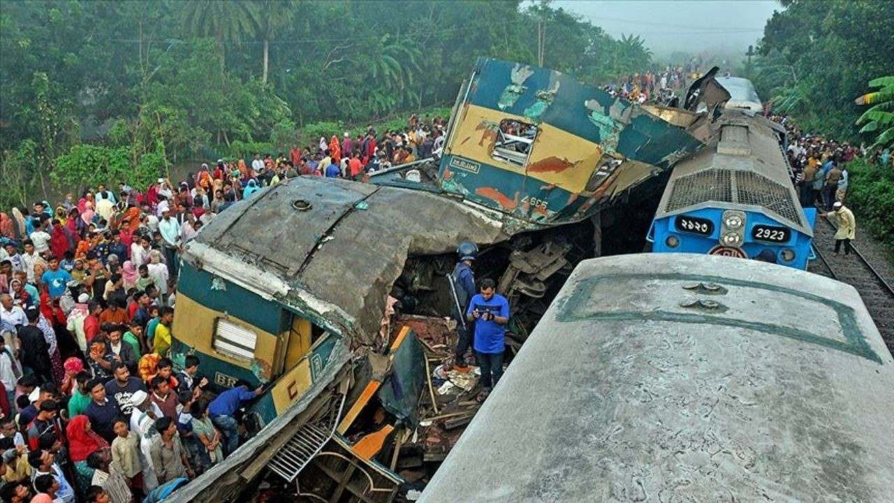 Bangladeş'te trenler çarpıştı: 13 meyyit