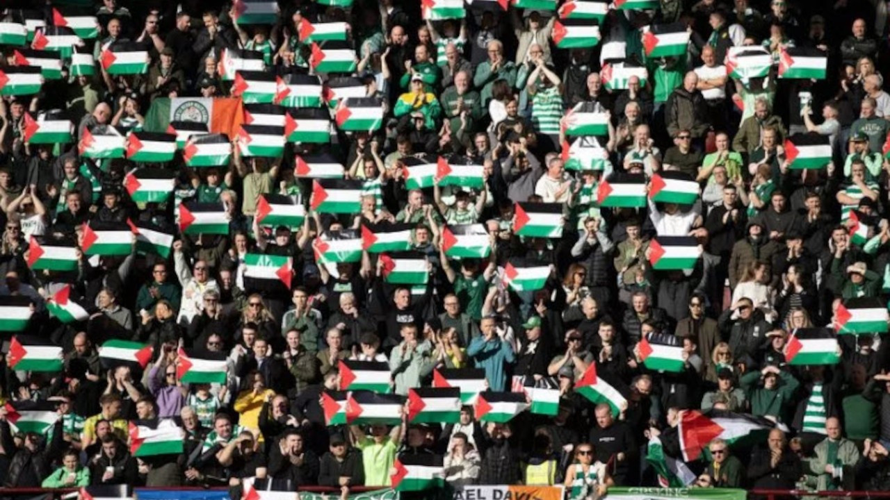 Celtic taraftarı kulüp idaresini umursamadı: Tekrar Filistin bayrakları açtılar