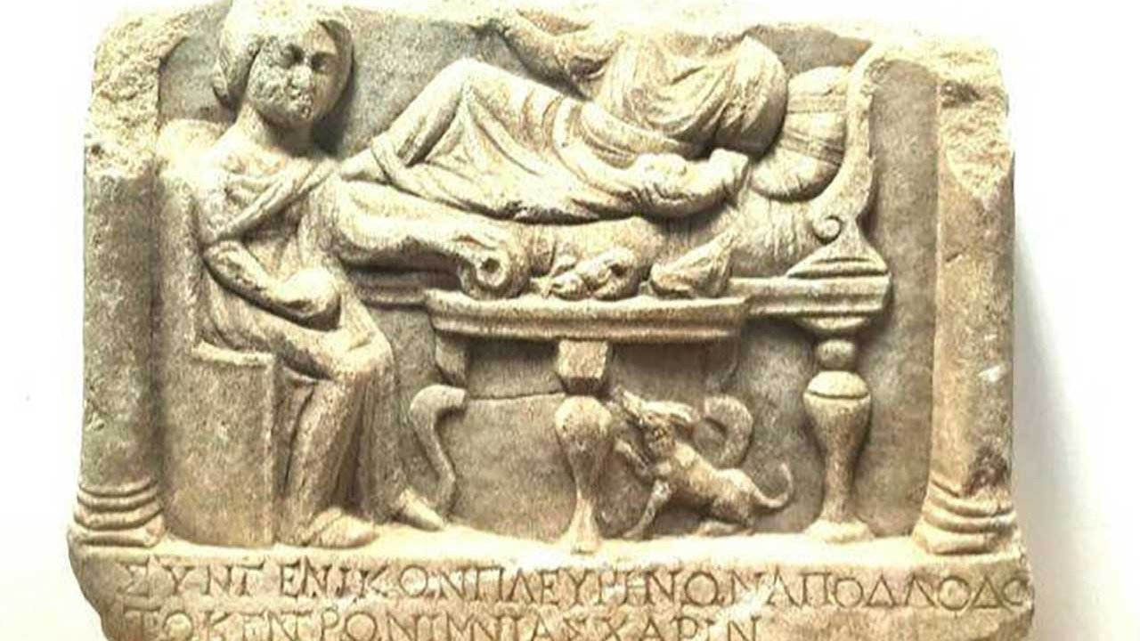 Denizli'de insan figürlü mezar steli ele geçirildi