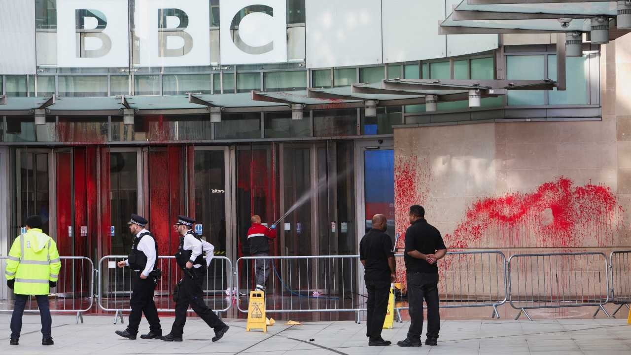 Filistin'e dayanak hareketi: Londra'daki BBC merkez binasına kırmızı boya atıldı