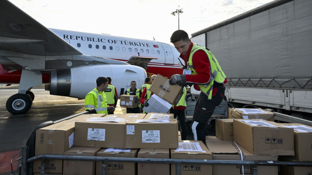 Gazze'ye yardım uçağı Mısır'a ulaştı
