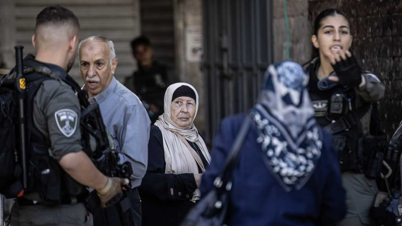 İsrail polisinden cuma namazı için Mescid-i Aksa'ya gelenlere gaz bombası