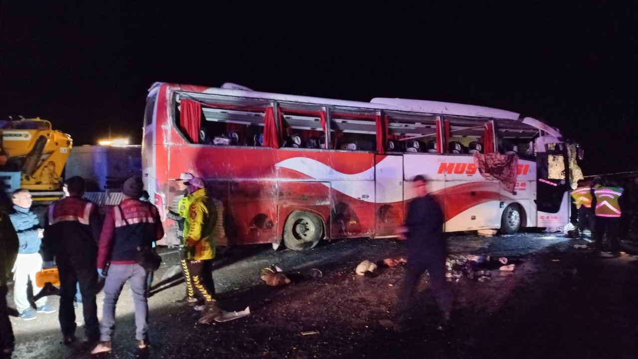 Kayseri'de yolcu otobüsü devrildi: 38 kişi yaralı