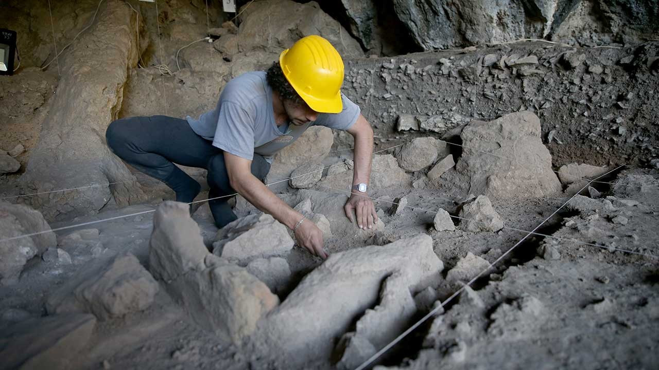 Maraş'taki mağara hafriyatında 12 bin yıllık mezar bulundu