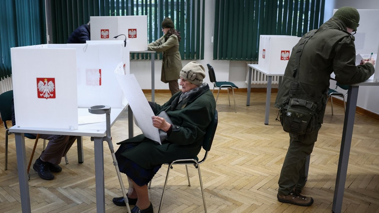 Polonya sandık başında: Genel seçim ve referandum için oy verme süreci sürüyor