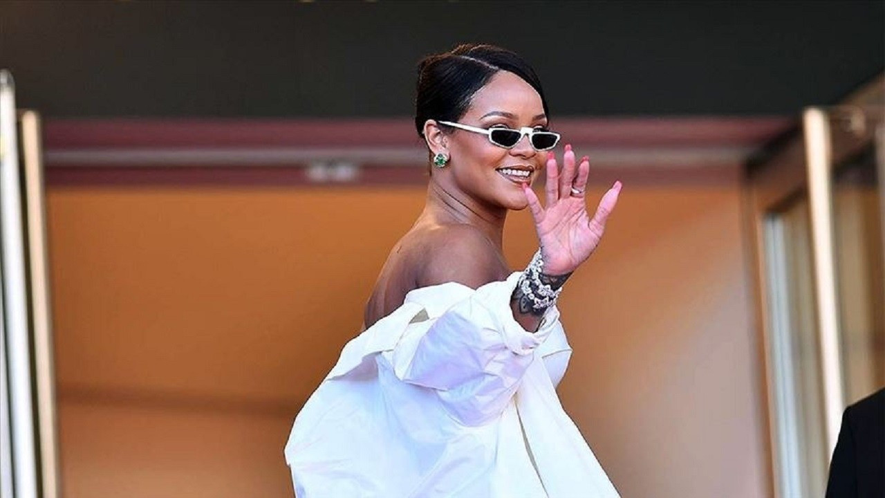 Rihanna sahneye dönüyor: 40 milyon dolarlık muahede yaptı
