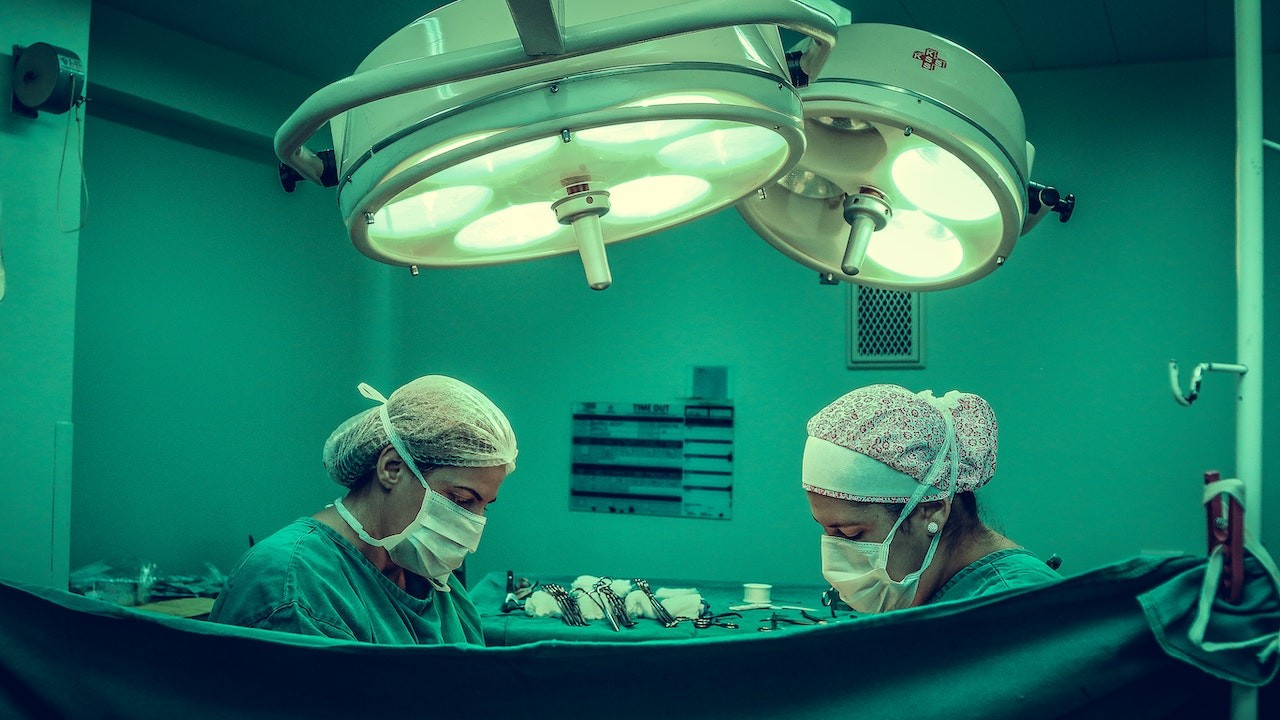 Sav: Beyin cerrahı ameliyata paklık görevlisini soktu