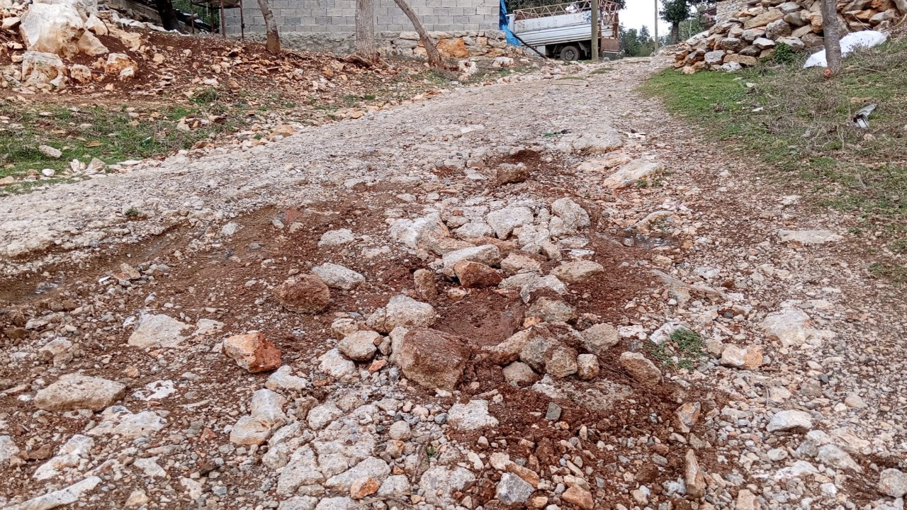 Sular sıhhatsiz, yollar bozuk: Andırın'da mahalleli reaksiyonlu