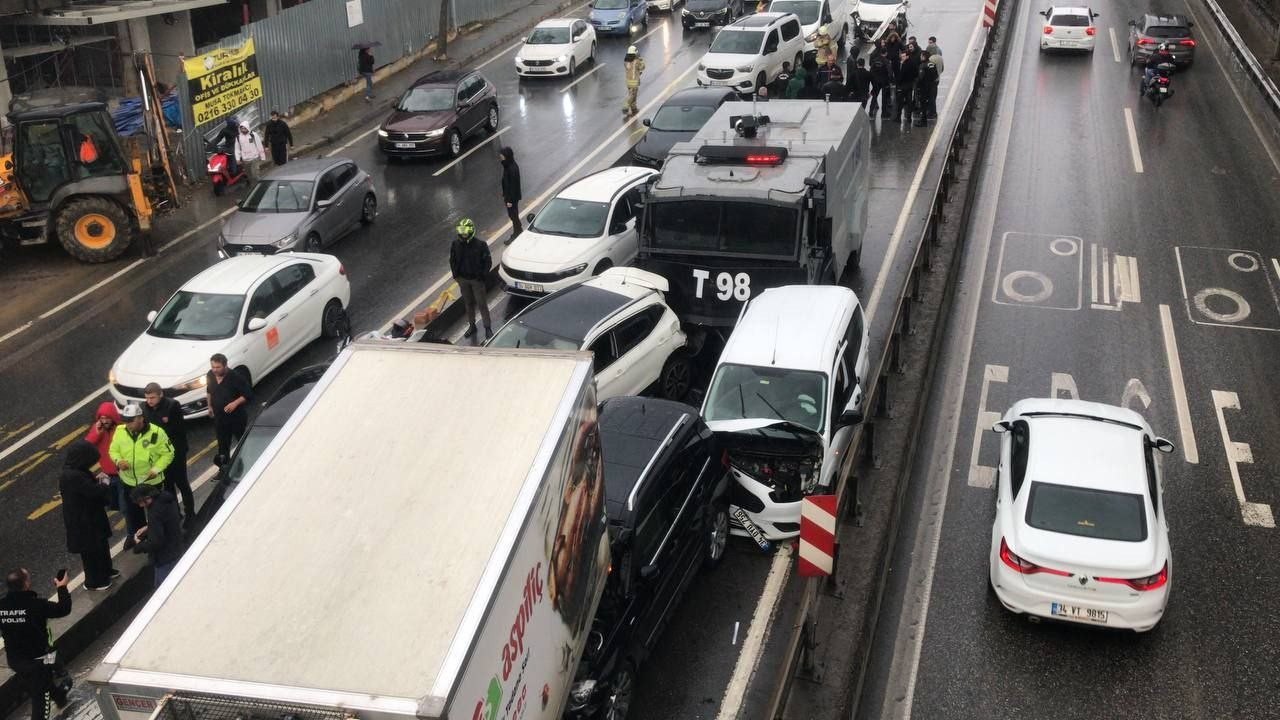 Üsküdar'da zincirleme trafik kazası: TOMA ve 13 araç çarpıştı